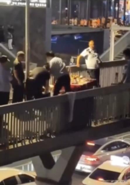 天桥事件视频里，一共6个人，四个穿制服的，还有两个黑衣男。通报里提到了3个人，那