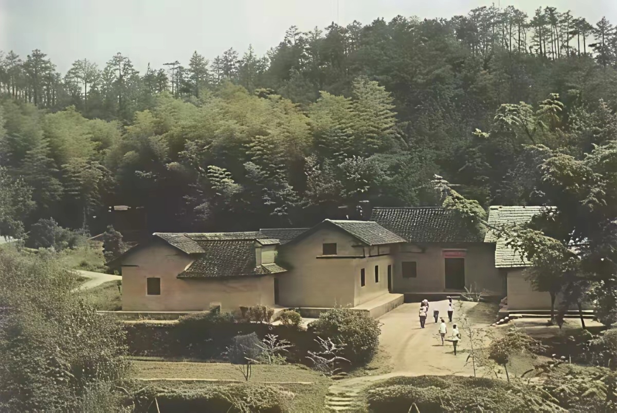 历史小喇叭 第一张解放前的故居第二张59年的故居第三张现在的故居