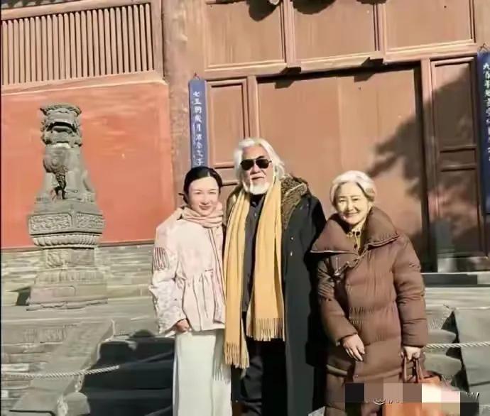 像俩老夫妻带着闺女出门