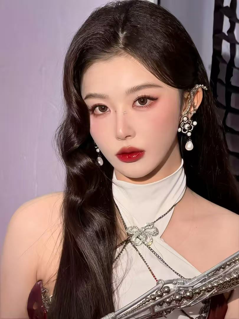 孔雪儿电子蝴蝶孔雪儿蝶塑 孔雪儿完美演绎电子蝴蝶蝶塑概念，精致爱豆妆衬得五官格外