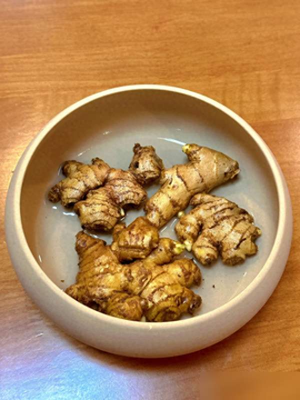 北京一姑娘“把生姜当绿植”养在客厅走红，网友:好美，好高级