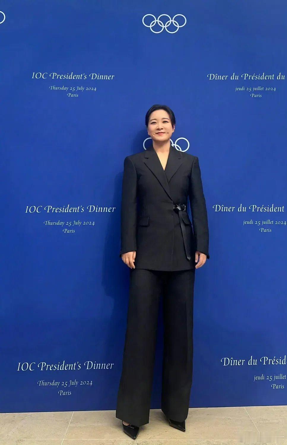 #贾玲亮相奥委会主席晚宴#贾玲去了卢浮宫参加了奥运欢迎晚宴，她没有跟众多明星一个