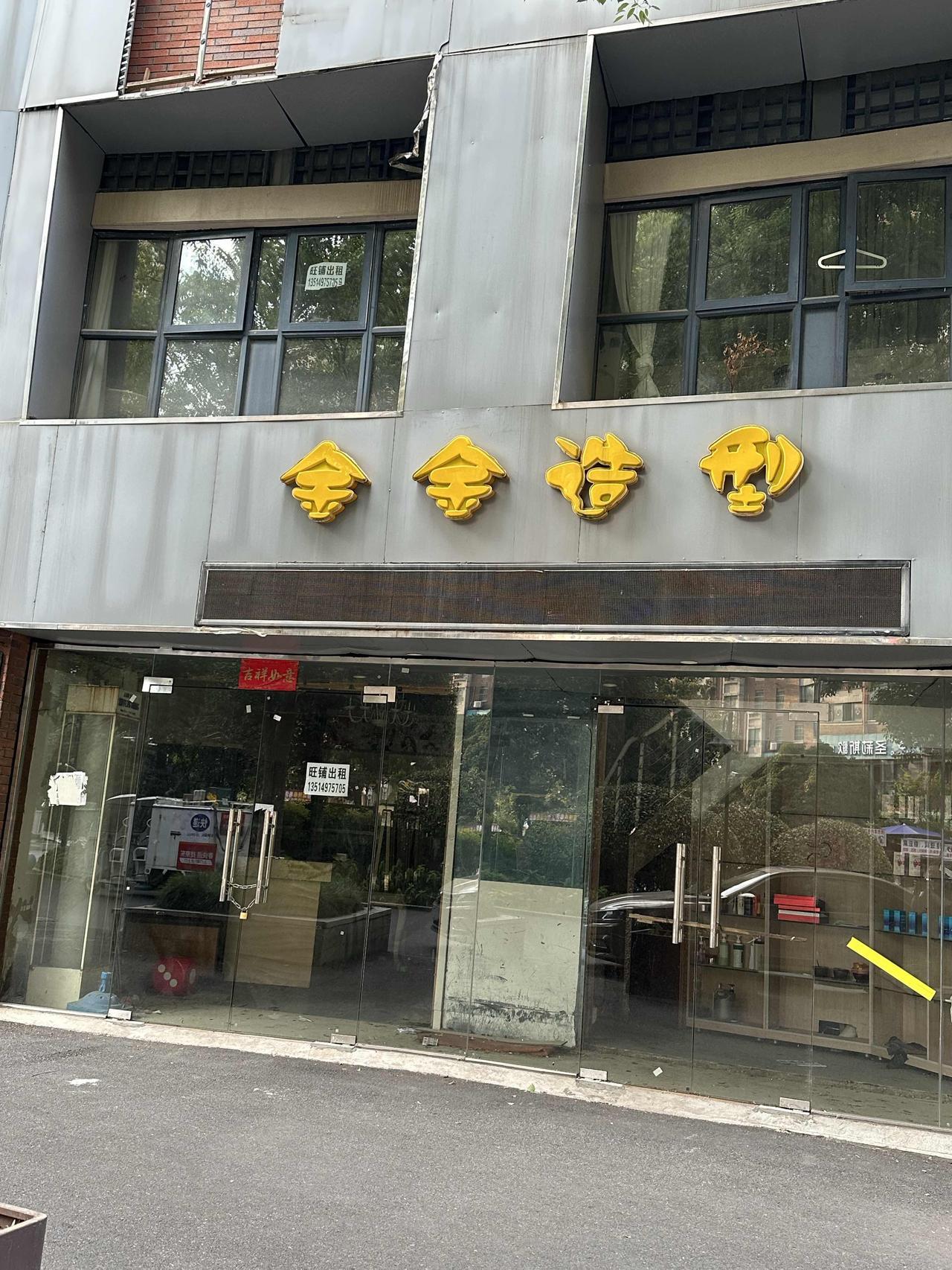这门面房不会真砸在手上了吧！政务区某小区大门两边的黄金位置门面房，待出租状态已经