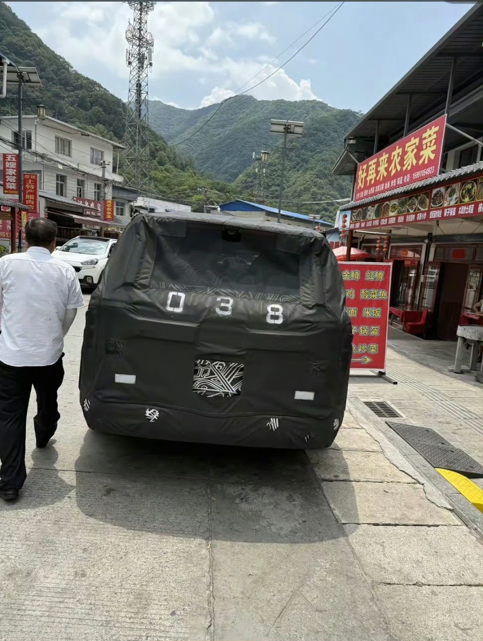 小米YU9谍照曝光，明年上半年就会上市。车企们的压力越来越大了。 ​​​