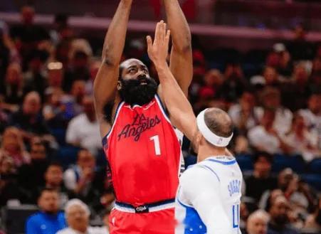 11月21日讯 今天NBA常规赛快船客场对阵魔术的比赛已经结束。全场战罢，快船以