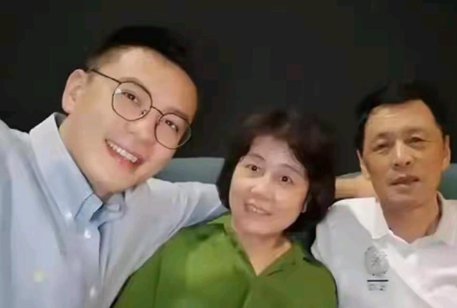 照片中左边这位帅小伙是哪位大明星呀，怎么那么眼熟，但又不能叫出他的名字来，看上去