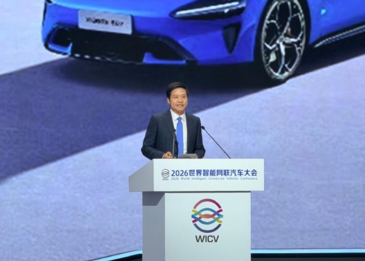 雷军今天在北京说了句挺实在的话：汽车产业没有安全，其他都是0。
在2026世界智