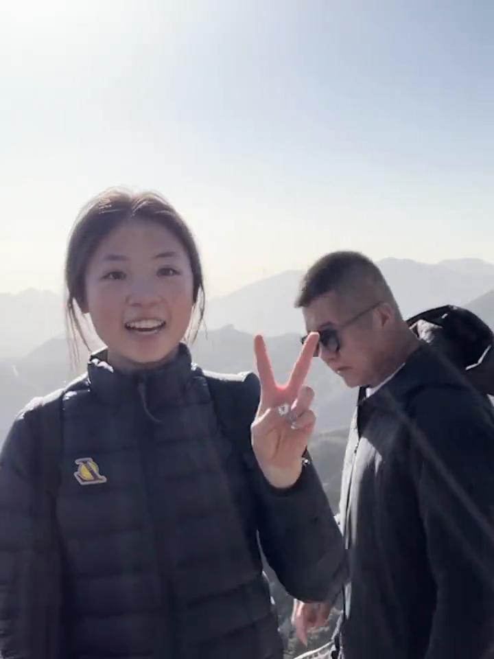 女生独自跨越1700公里登上八达岭长城，朗诵《清平乐·六盘山》。
天高云淡，望断