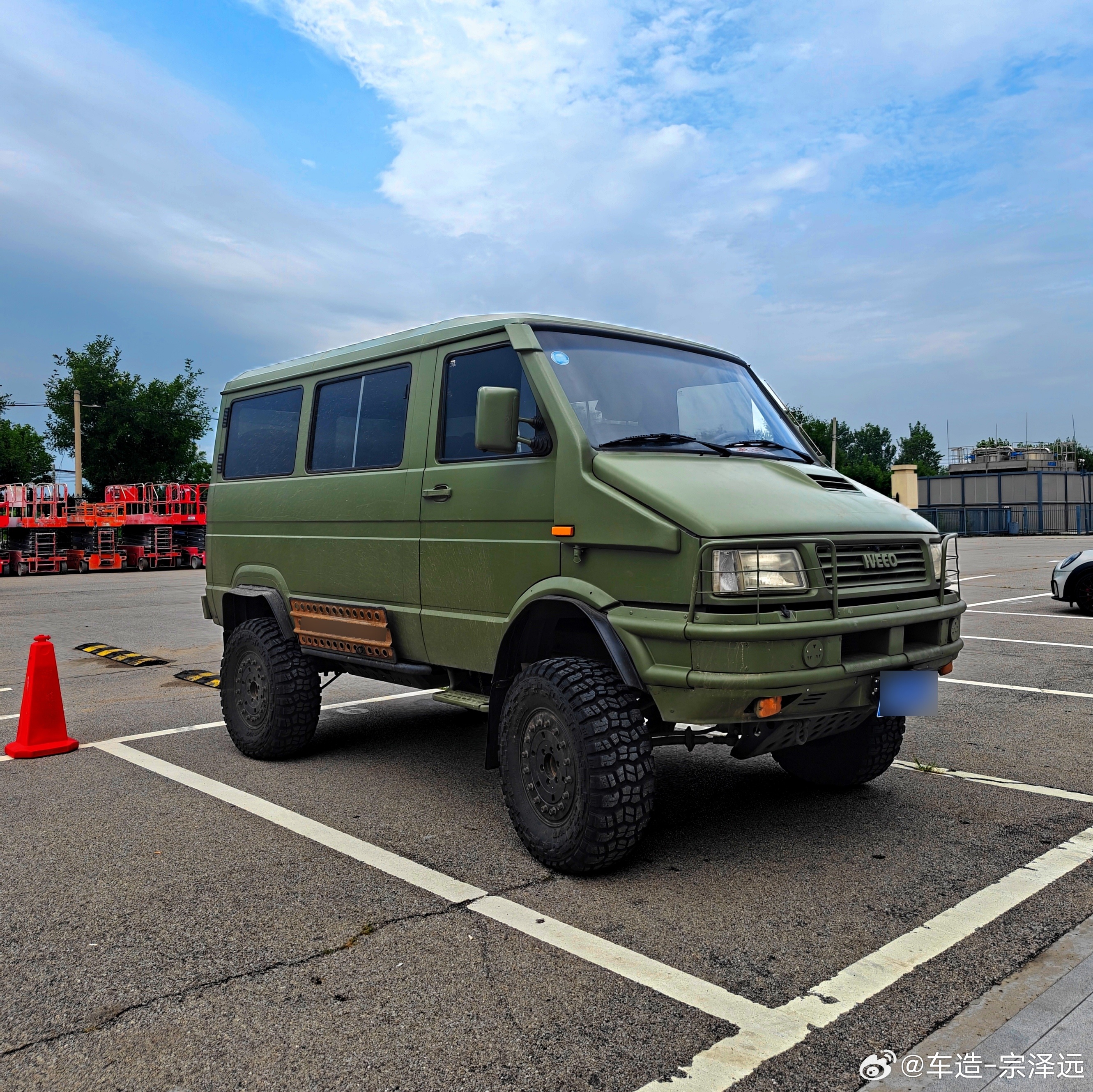 汽车媒体开什么车系列今天来静态棚拍碰见的越野房车J车底蕴、四驱可以越野露营的依维