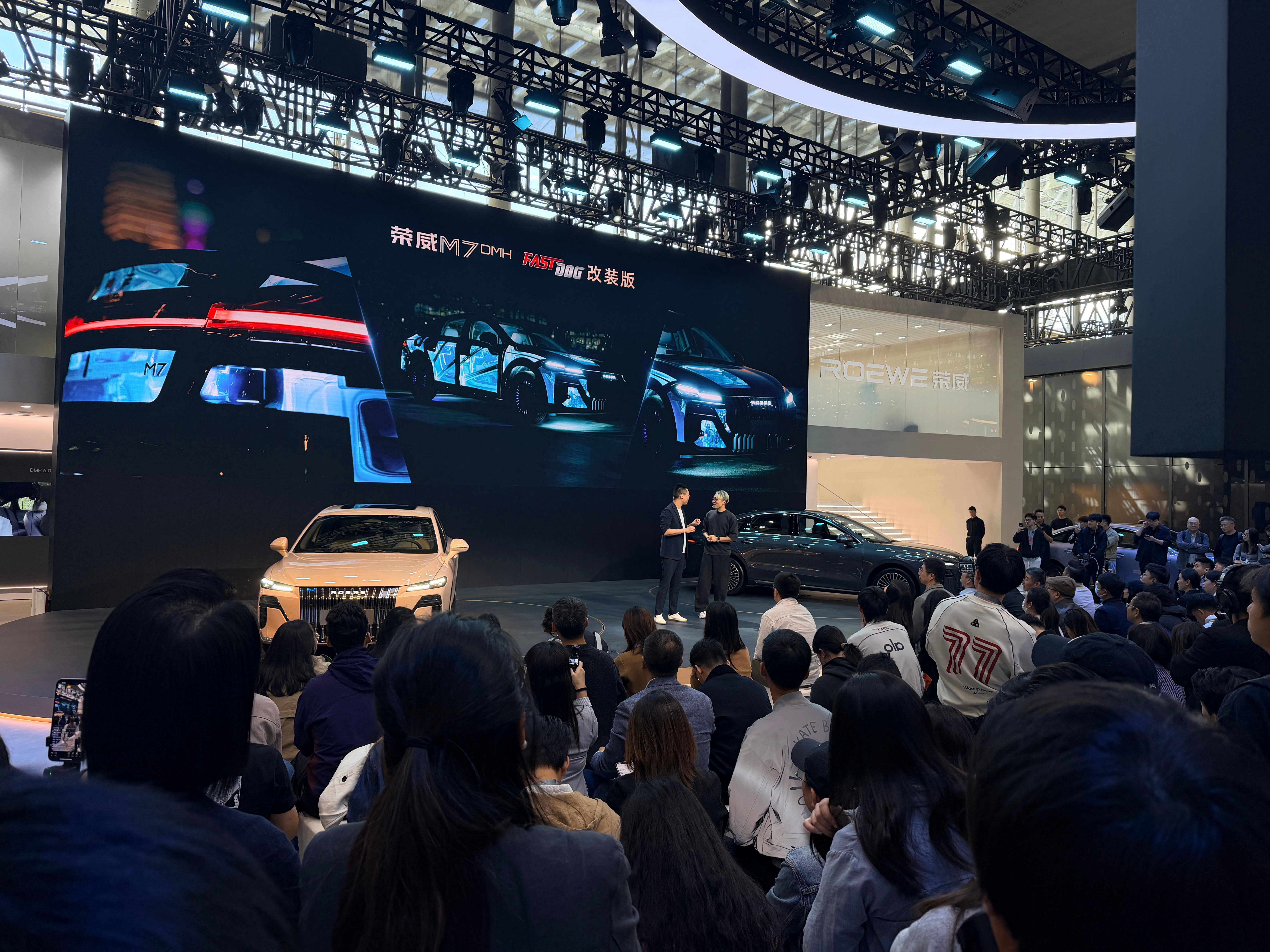 杰哥带你逛车展——荣威展台！一眼就被这台长续航中大型混动家轿，荣威 M7 DMH