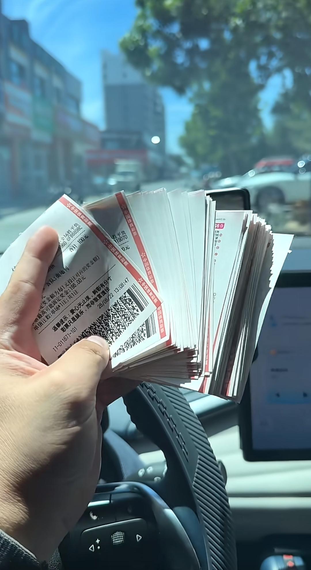 买1万阿根廷胜，中了1万9600元！

有时候买多一点还是有好处的，比如说这种没