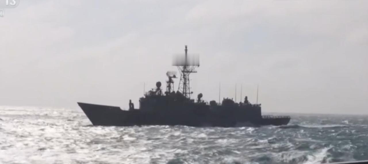 东部战区空军战机翱翔云海，海军舰艇驰骋海域，各类军机战舰协同行动，展现出联合海空