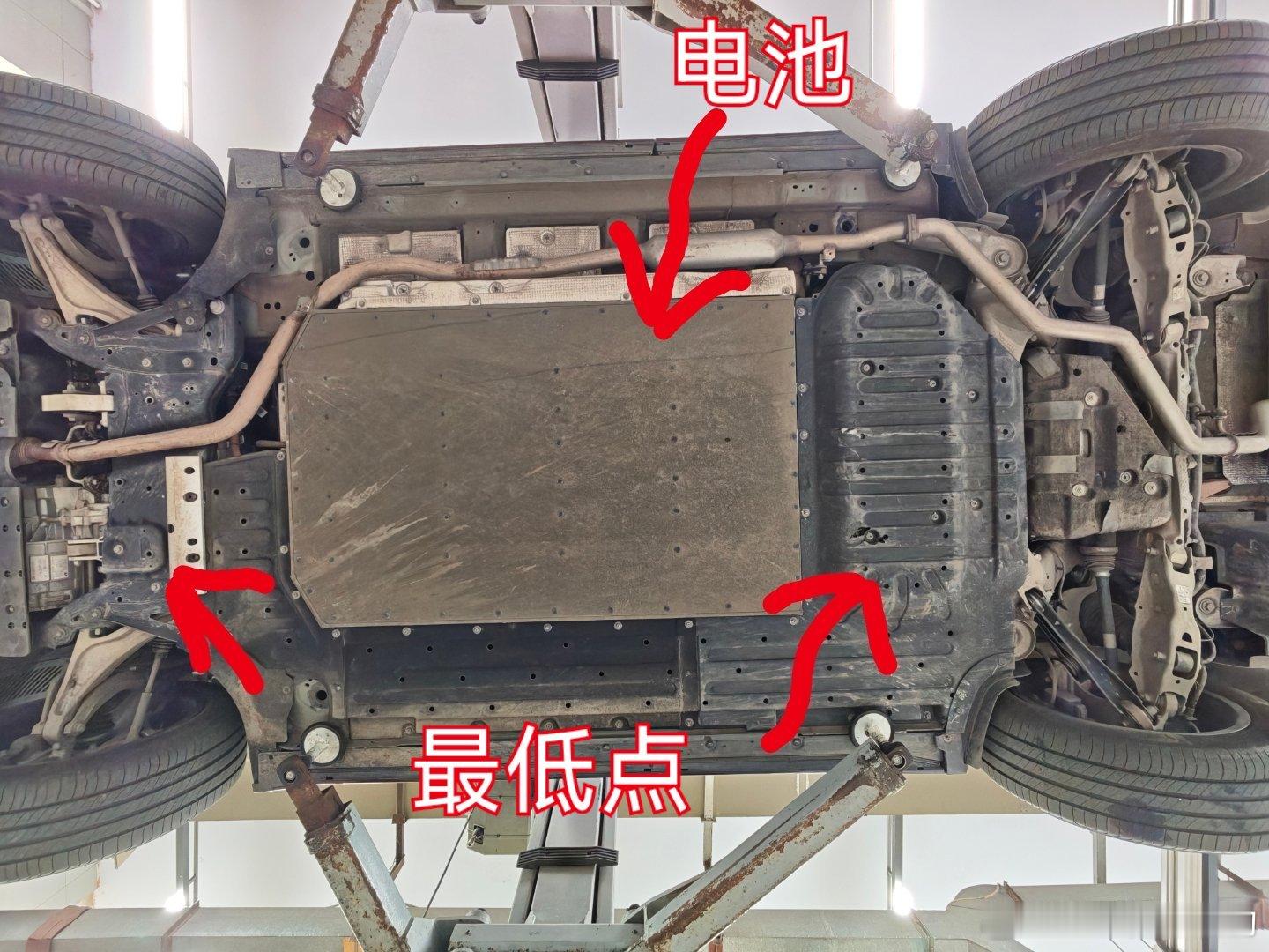 看到一台被举起来的理想l8 车主开的时候托底了油底壳护板干碎了，图2为了保护电池