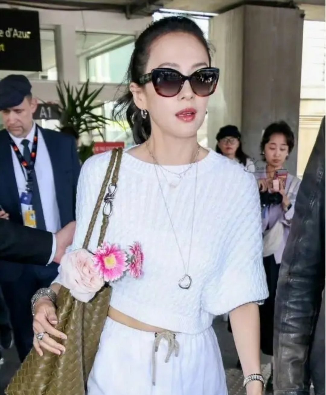 汪峰前妻46岁逆生长！一身白穿搭嫩回少女，网友直呼像大学生 