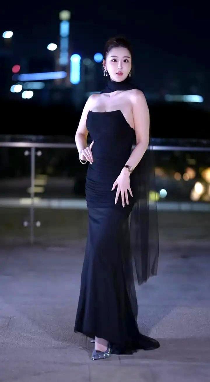 当一个14岁女孩长到183厘米，迎接她的往往不是赞美，而是路人嘴里“笨得像头熊”