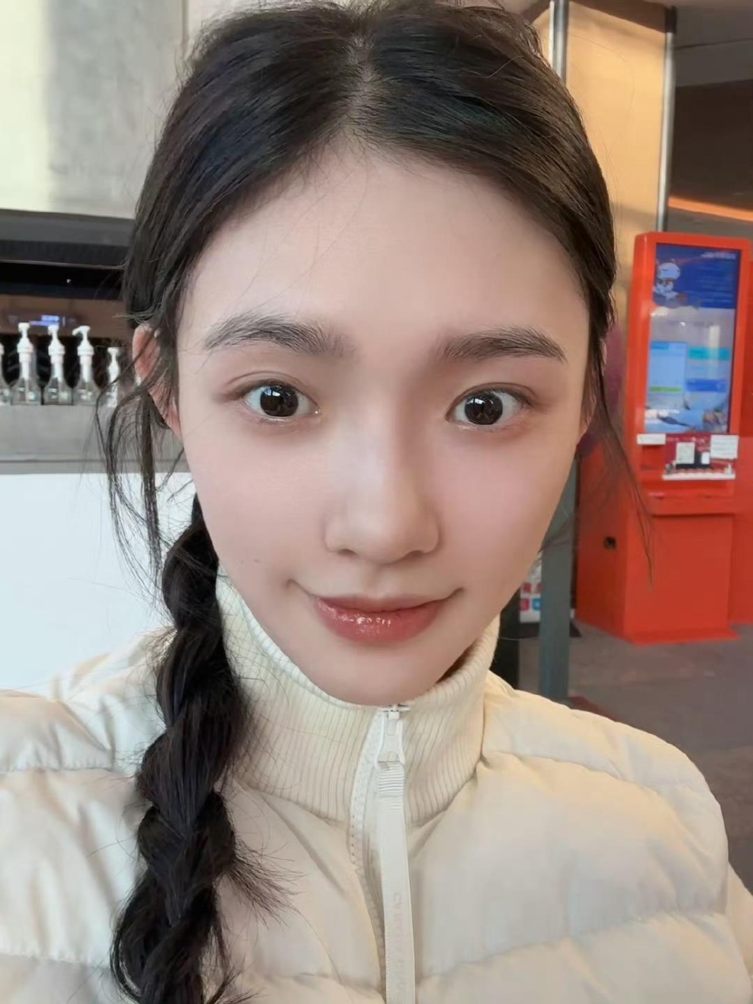 依旧是那个喜欢滑雪的小女孩林允，这次是不是有进步！ 