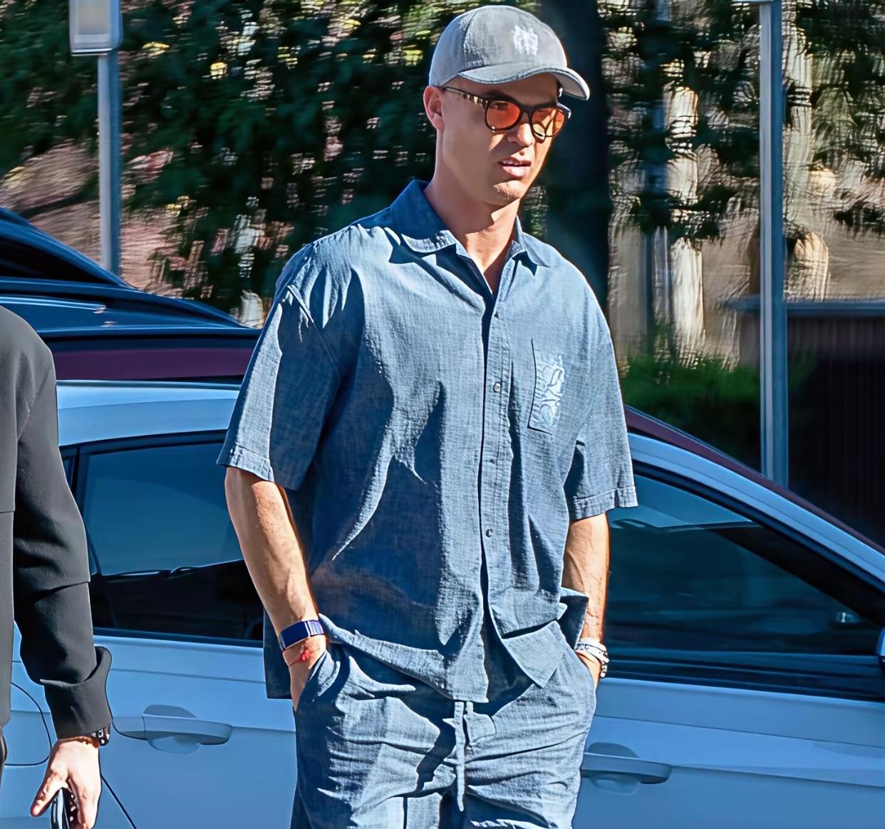 与伊莲娜在一起，C罗既少年又时尚，而现在真的一言难尽！
虽说C罗也过了40，但这