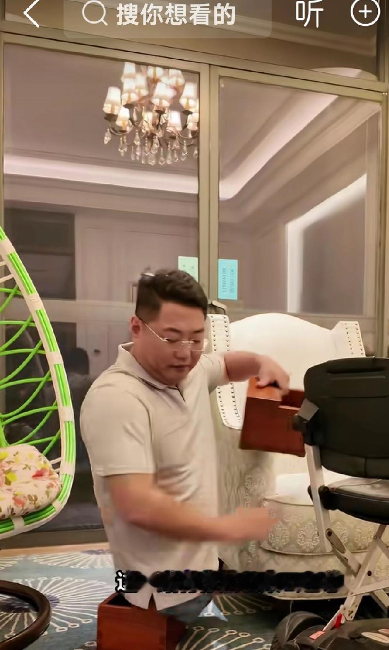 失去了双腿还活得这样精彩，他不但娶了一个漂亮媳妇。儿女双全，事业有成。真的厉害，