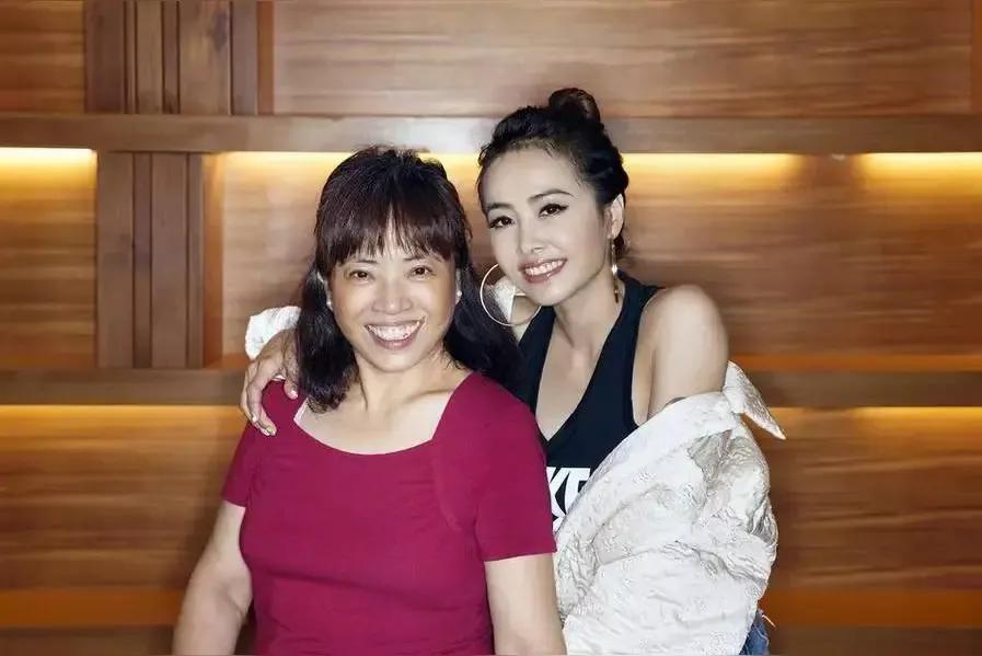 蔡依林跟她妈妈太像了，特别是嘴巴很像，蔡依林年纪越大越美。
年轻的时候跟王菲合影