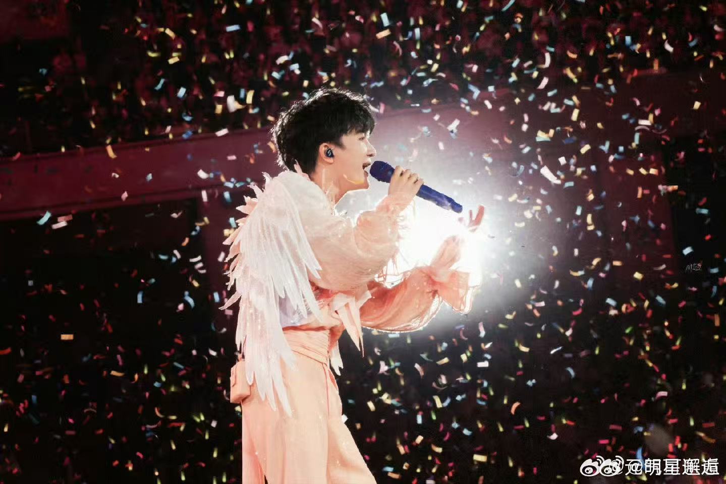 周深绝对不会让助理系鞋带 B站永远22毕业歌会于细微处见温柔，于行事间守谦逊，这