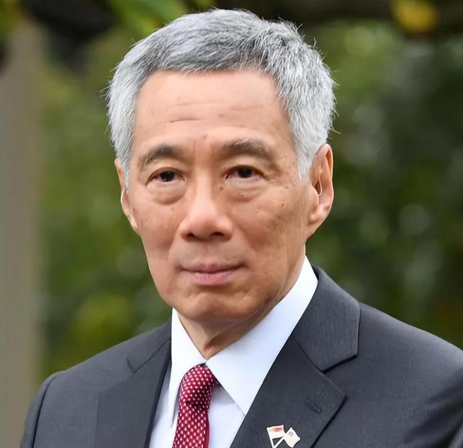 李显龙最近又重申了一个老话题：“新加坡不是华人国家，只是华人占多数。”
这话不是