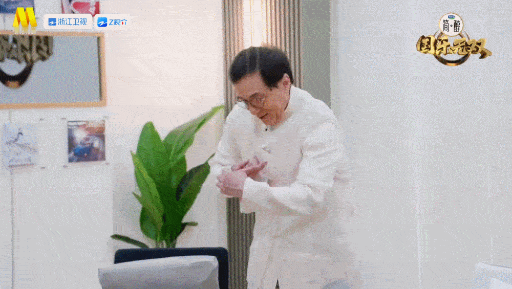 成龙求张杰以后别唱他的歌国乐无双成龙大哥先抑后扬式夸赞太有趣，张杰改编的醉拳舞台
