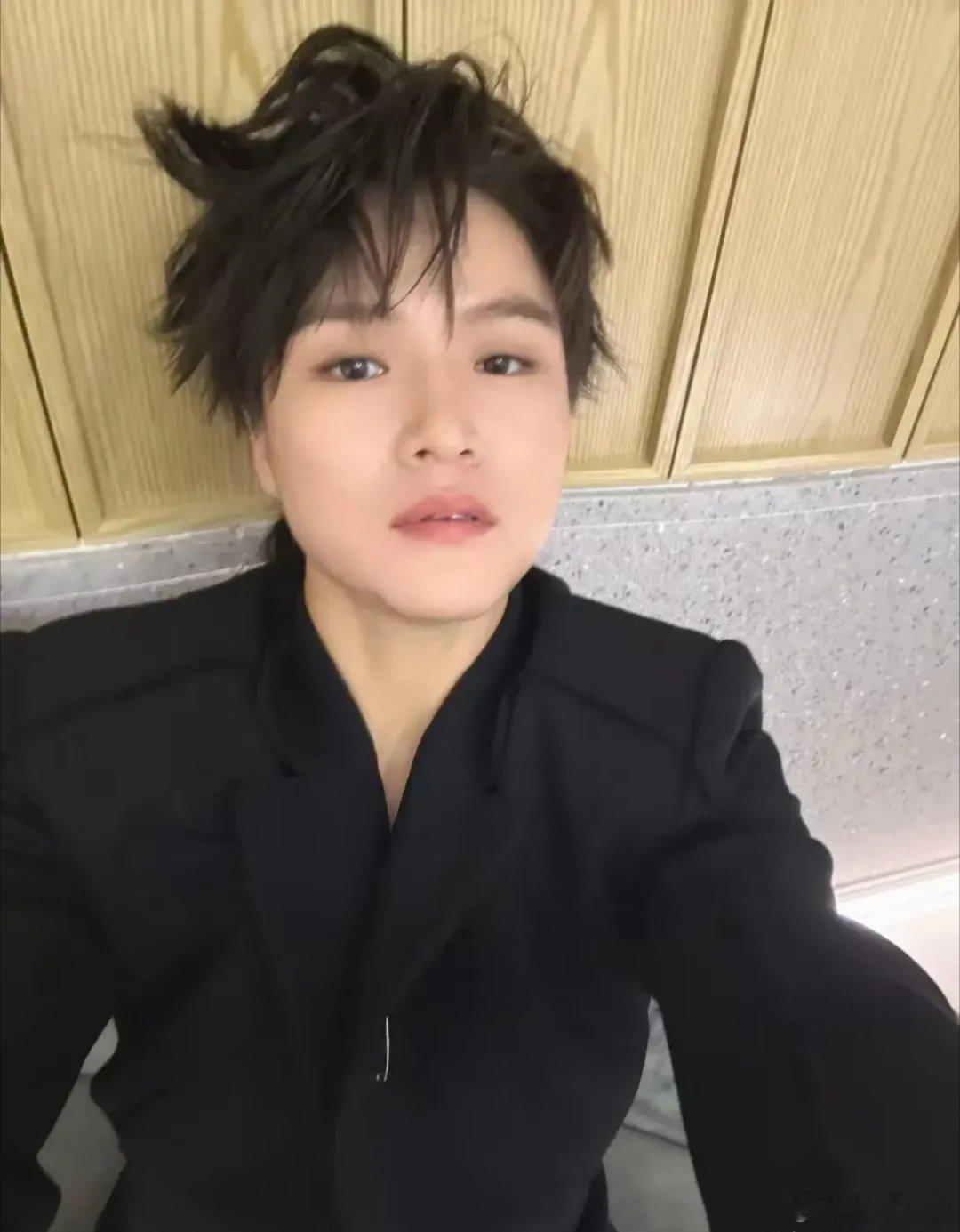 张伟丽的自拍照，其实捯饬捯饬，也蛮小女人的，挺漂亮的。 ​​​