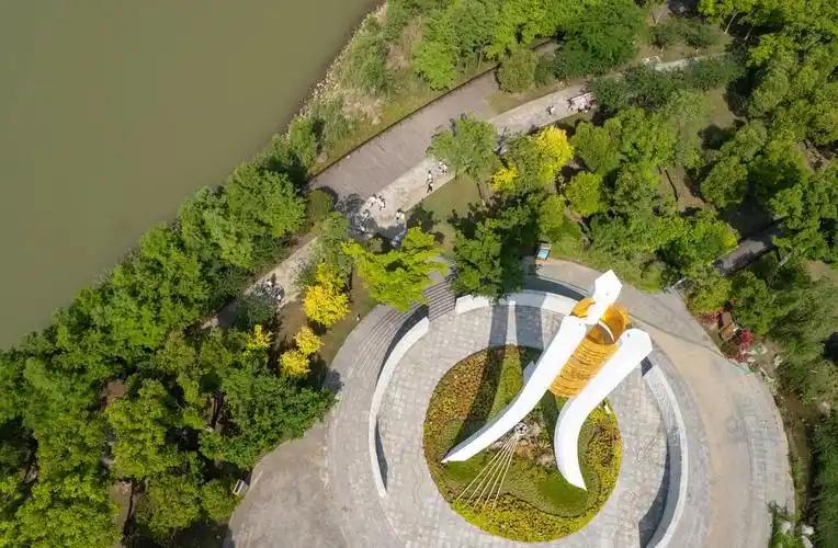 今天小编带大家深度打卡江都区政府对面的人民生态公园，这里绝对是江都闹市区里难得的