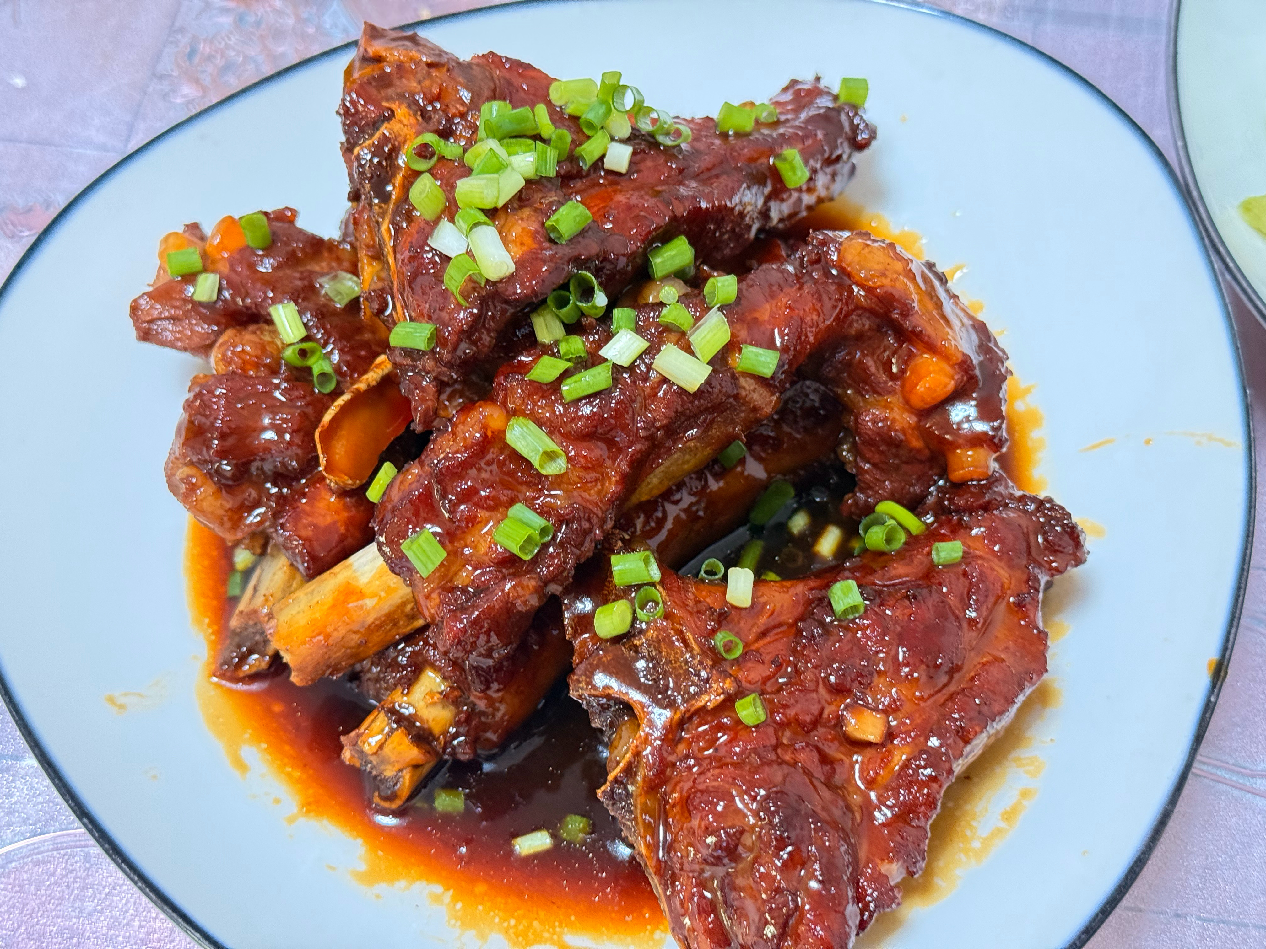 宝想吃牛排，没买到牛排，糖醋排骨凑数吧。 
