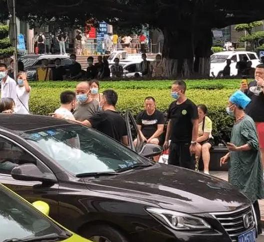 陕西西安，一男子开车，在小巷里行驶，道路很窄，人也很多，男子缓慢前行，按了下喇叭