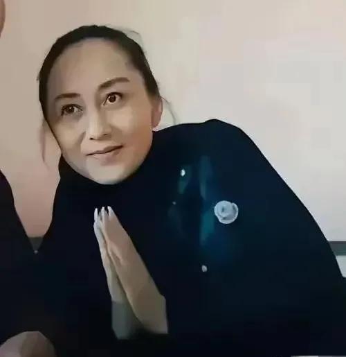 网友近期看到利智在虔诚的祈祷，眼神中透露着深邃的美丽，但看着还是衰老了很多，和年
