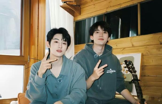 董思成云包场周翊然新剧 桃花坞小伙伴的友情真的很好呀，看董思成云包场周翊然新剧《