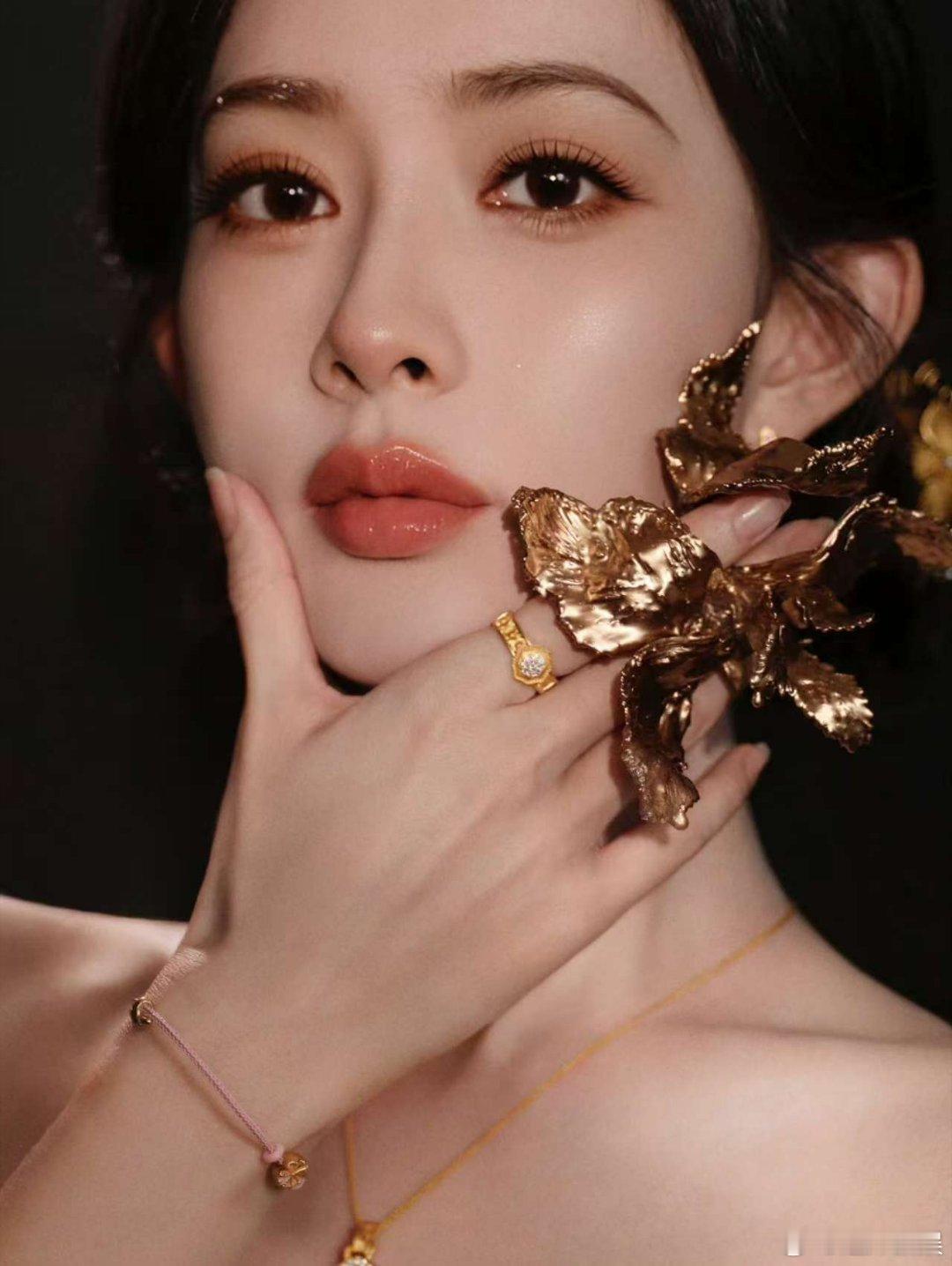 孟子义裙摆垂尾绽星芒孟子义珠线绣孟子义裙摆垂尾绽星芒，不错不错， 