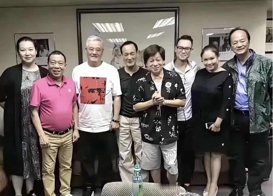 赵本山身形有点发福，头发基本都白完了，站在人群里特别显眼，一眼就能看到。

这里