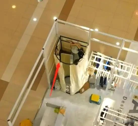 窒息！郑州女生商场试衣全裸被小孩掀帘，多名男子围观嘲笑：隐私失守，三方都脱不了责