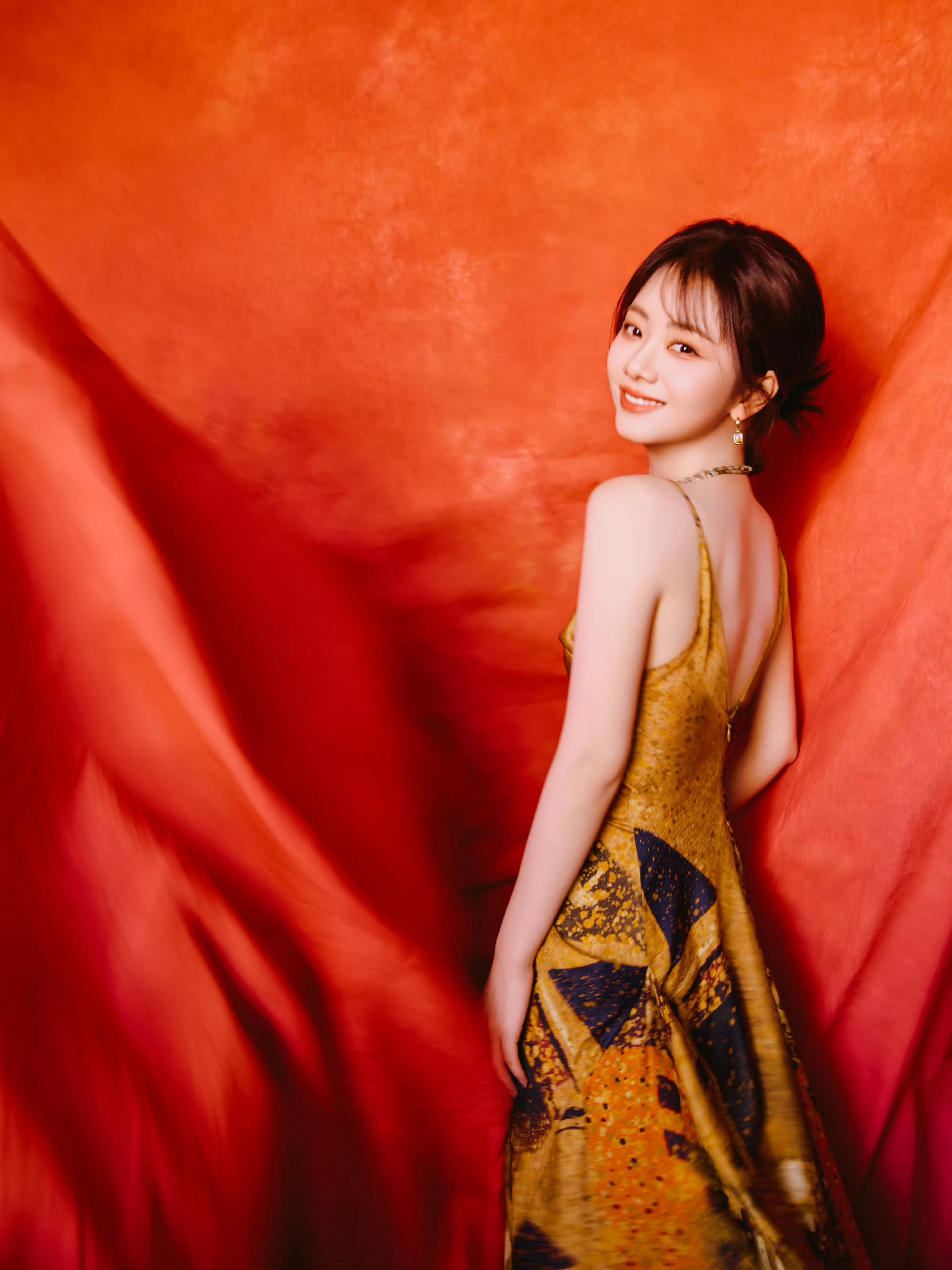 谭松韵大大方方展示才华 谭松韵大大方方展示才华，于是给大家来了一段清唱、可太好听