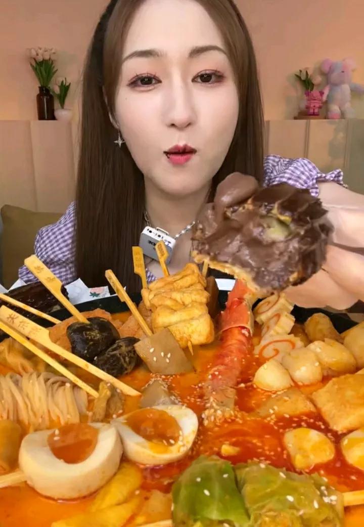 美食佳肴香，佳人笑语欢。#美食的魅力何在# #美食佳肴大赏# #分享精致料理# 