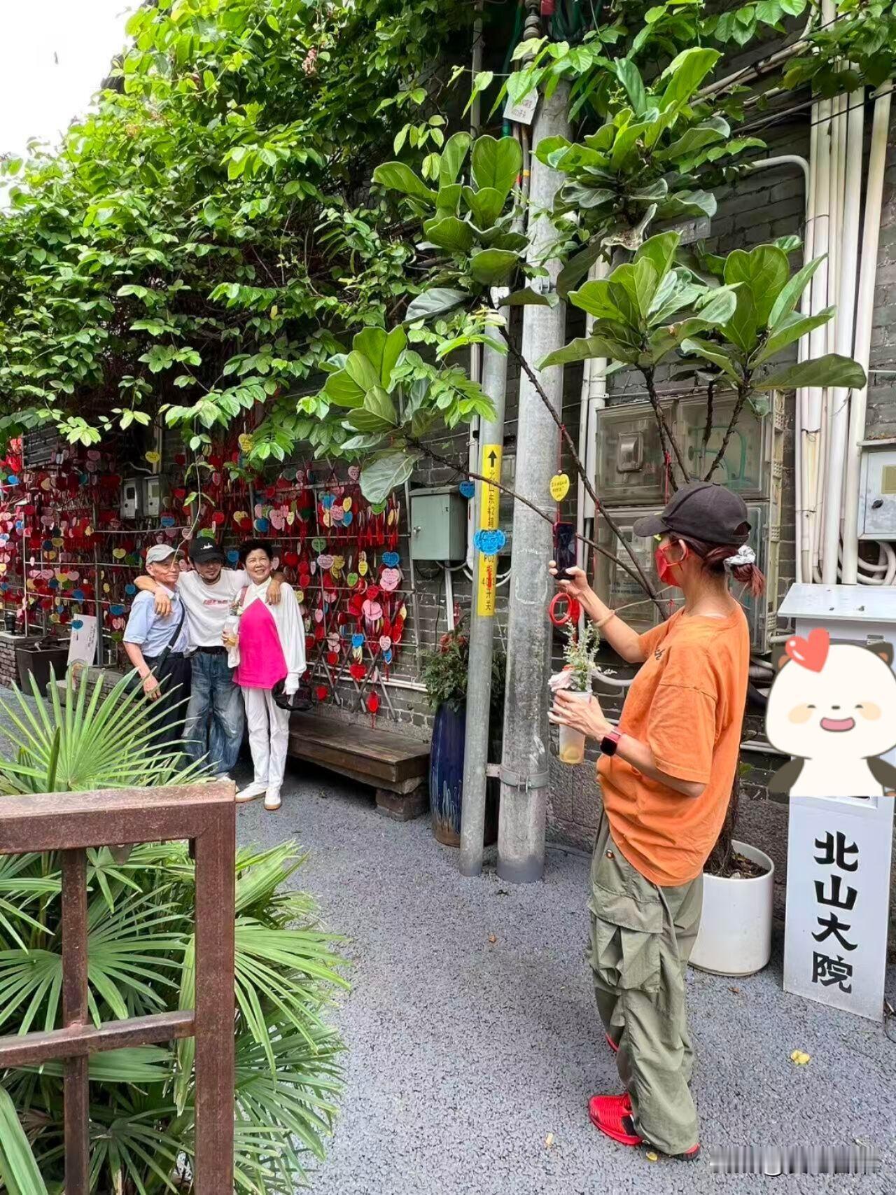 珠海遇到蔡少芬和张晋，网友在珠海北山大院偶遇明星，当时蔡少芬给张晋和爸妈拍照，娘