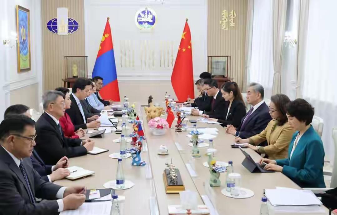 中国外长王毅访问蒙古国，两国发表联合公报，谴责一切法西斯主义和军国主义，不过对于
