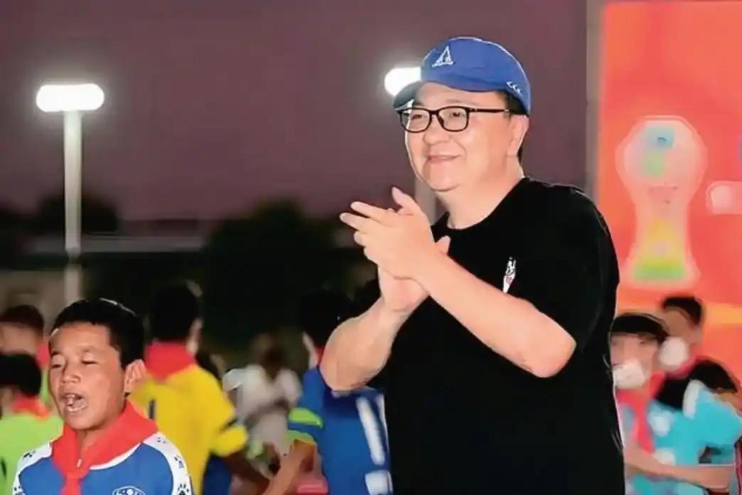 足球小将李佑安的父亲，给董路递了一份协议，周围安静下来，都盯着那张纸，董路扫了一