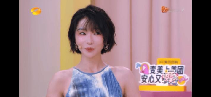 #刘恋自称淡颜不化妆五官消失# 本淡颜星人觉得，我姐即使素颜也是坠美滴[哇][哇