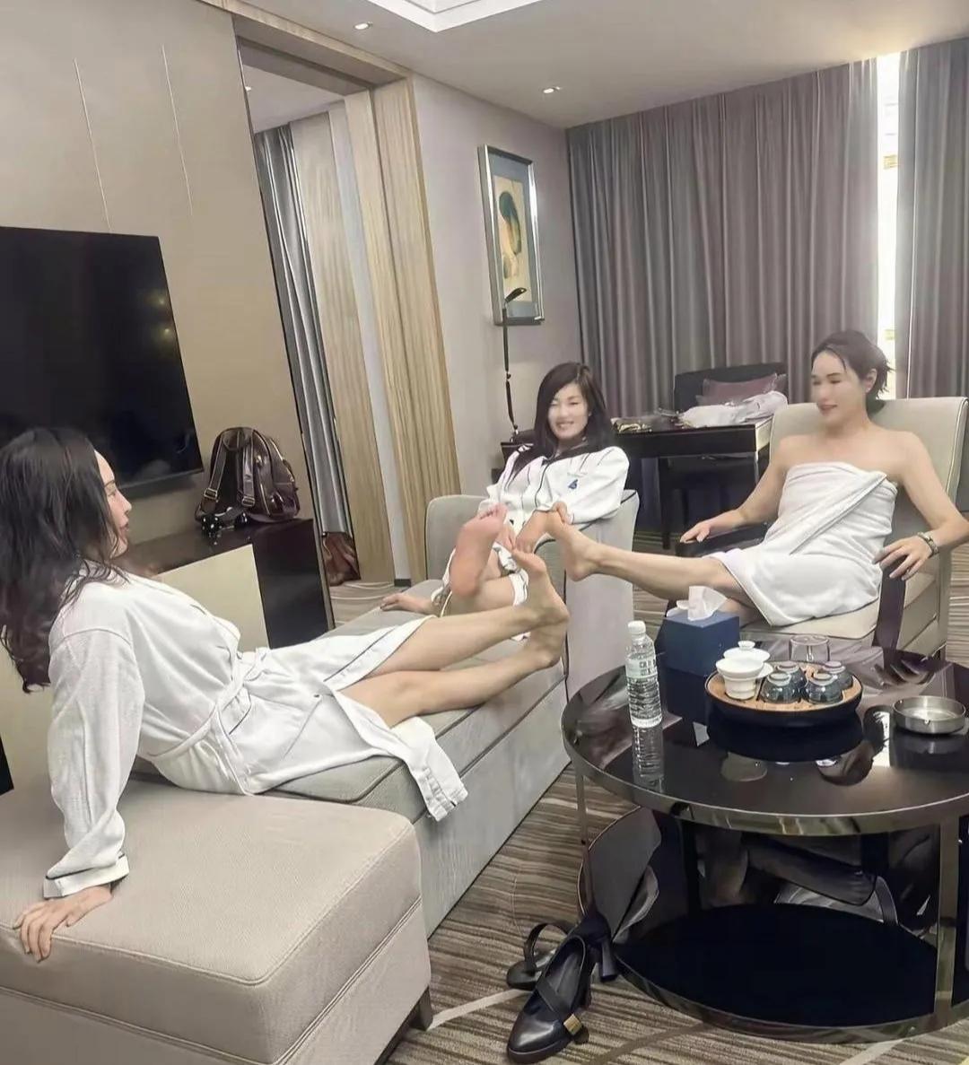 人到中年有钱有闲[大笑][大笑]