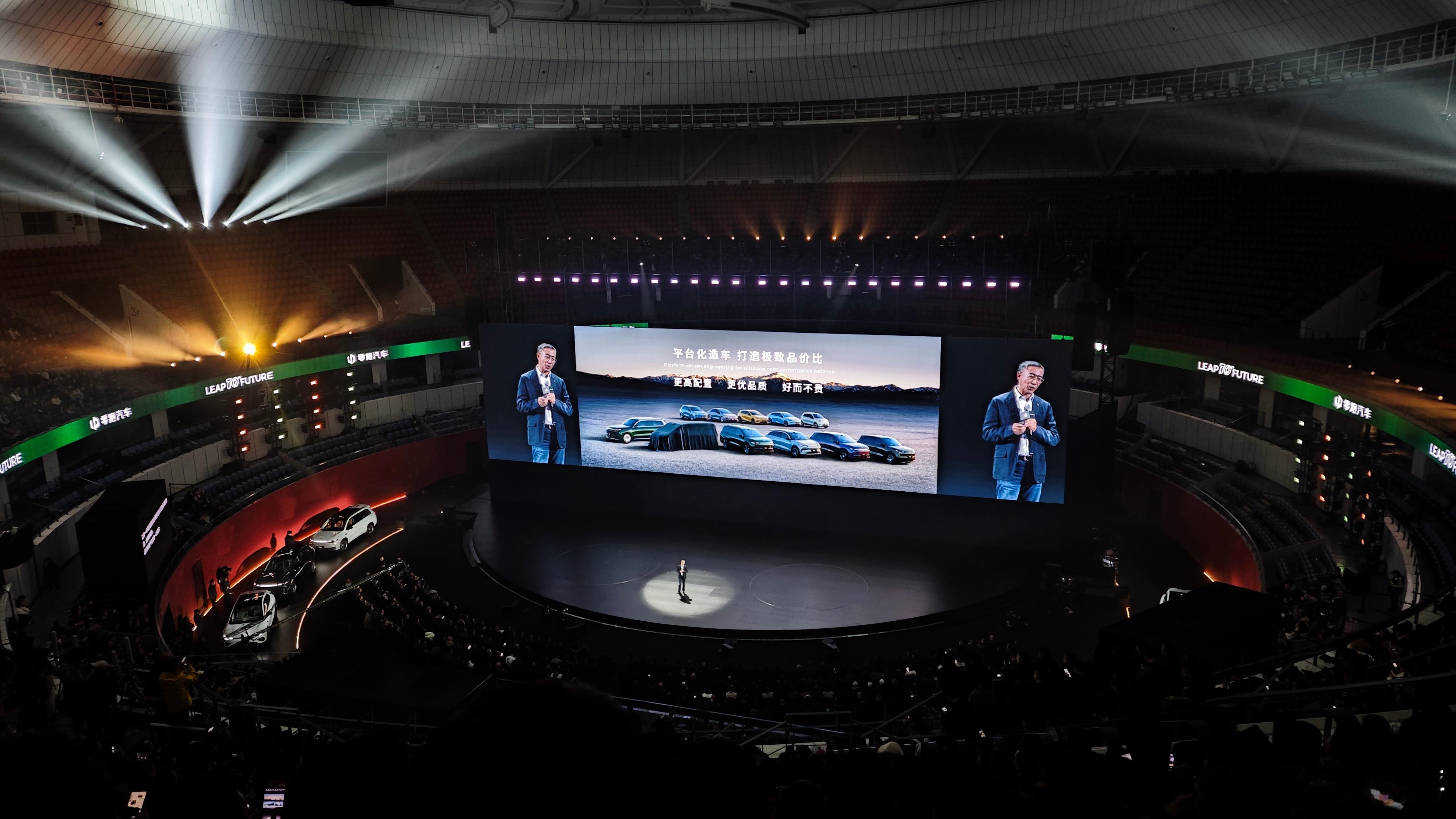 零跑汽车 十年了看到了一张 2016 年迎新晚会的合照，当时大家能想到零跑能从零