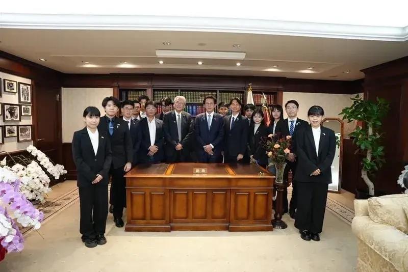 李四川在民调中顺利胜出将代表蓝白选新北市长，黄国昌可能还是受到自己窜访日本的影响