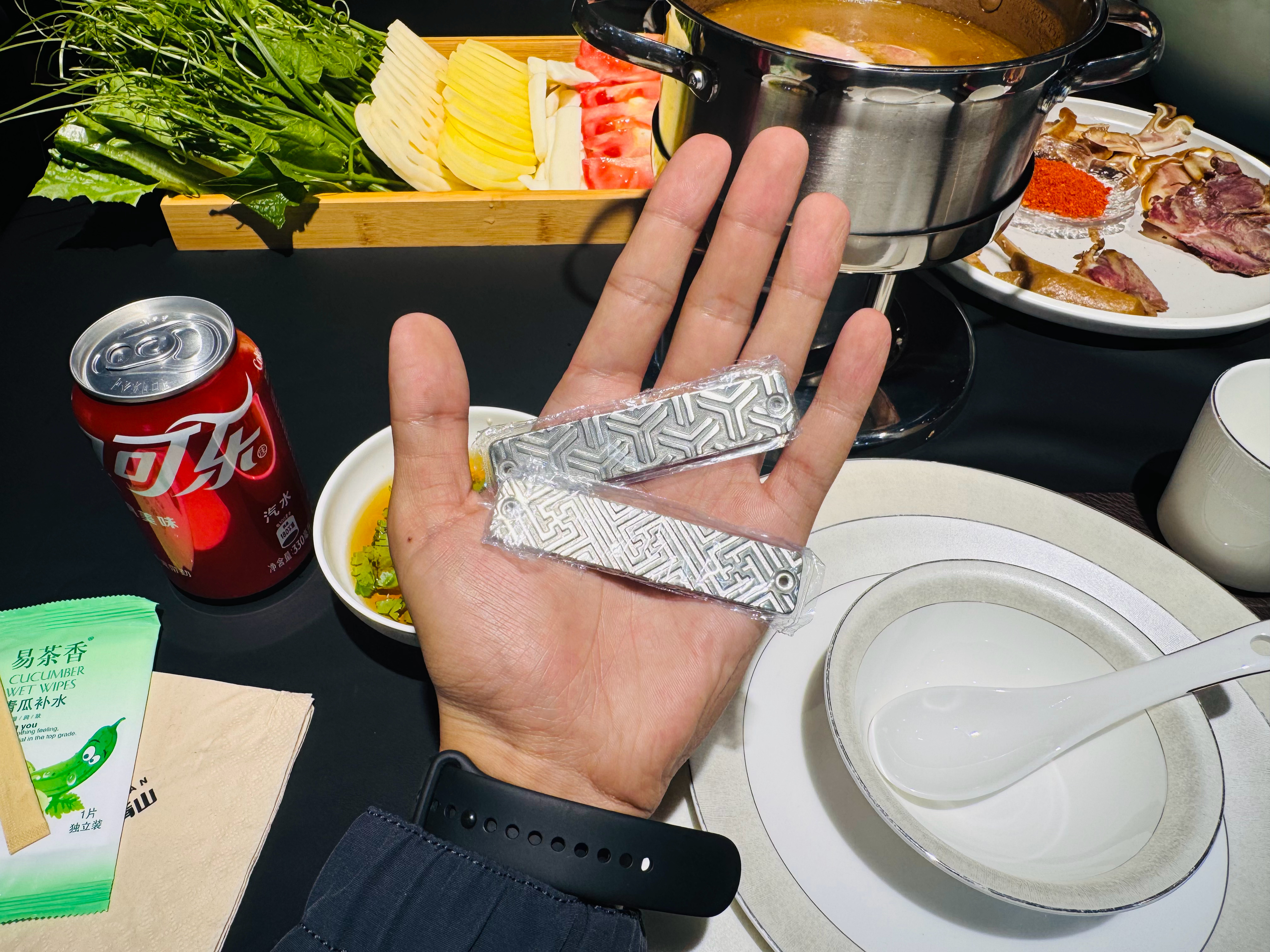 送了两个小铭牌，可以直接装我的iCAR V23副驾中控台上，太精致了～最关键的是