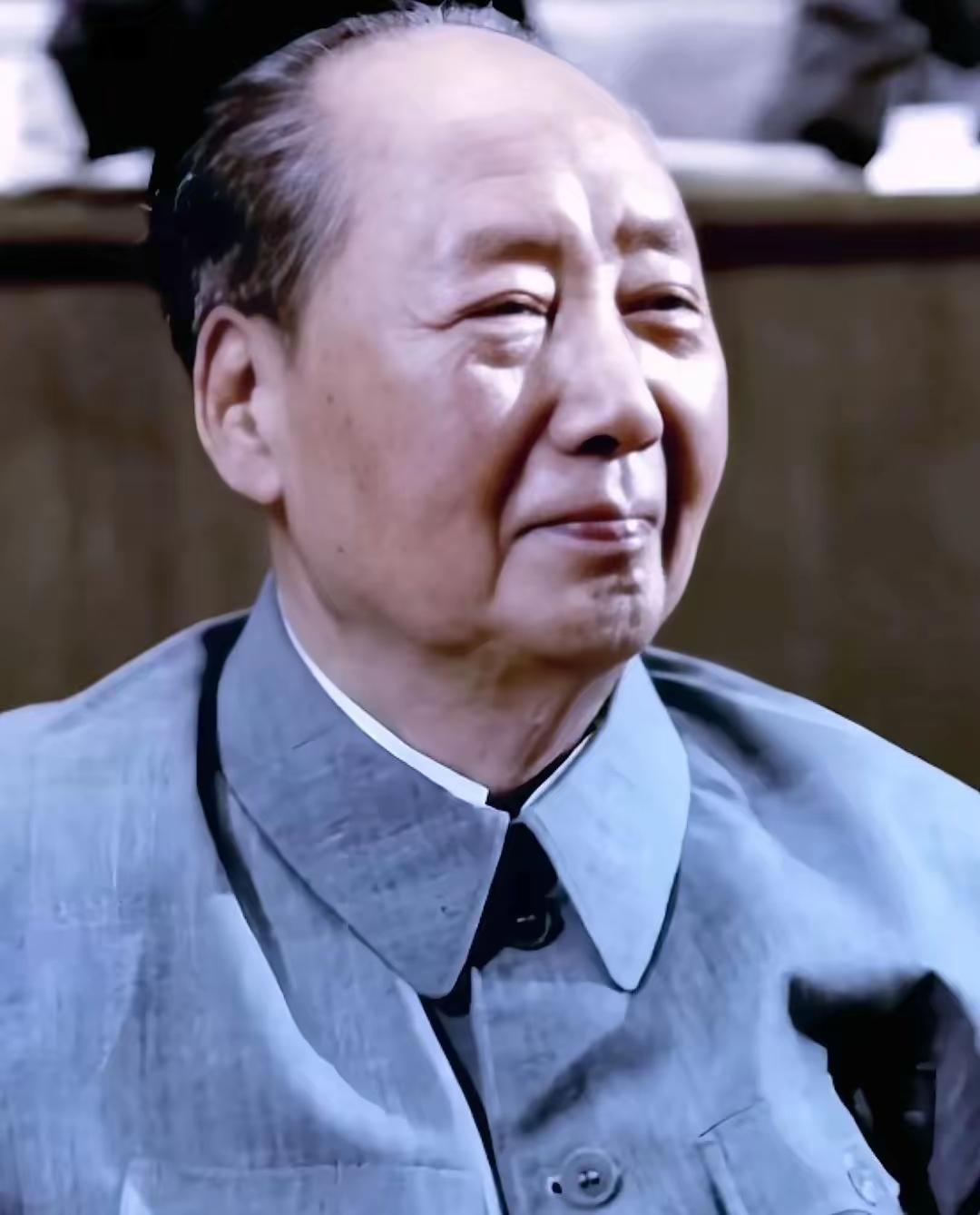 珍贵彩色近照｜毛主席出席党的十大，面容慈祥温和，嘴角噙着亲切笑容，目光沉稳而有力
