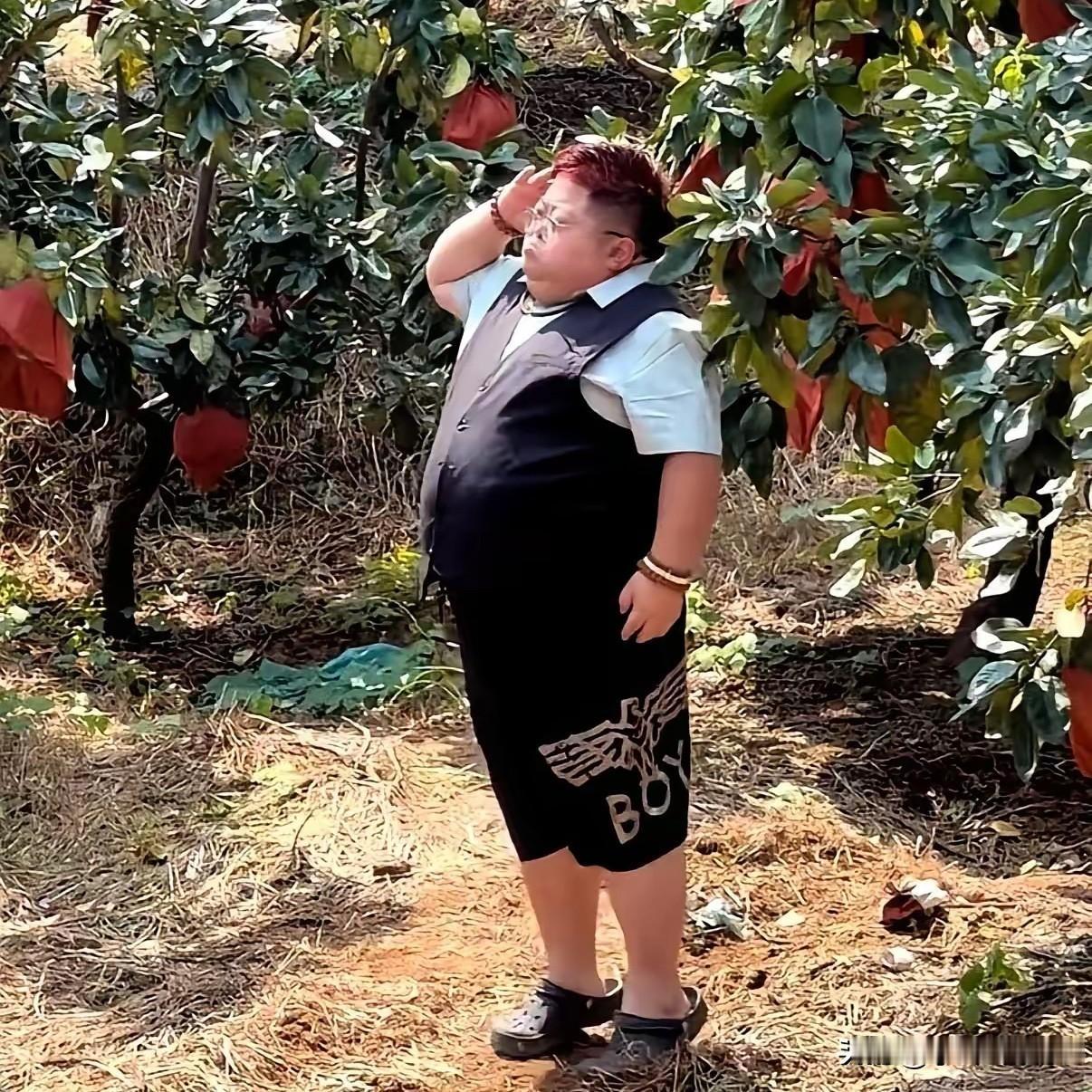 你敢信？

就走几步比划几个手势，

居然能火成这样，这人也真是个
奇才，既不用