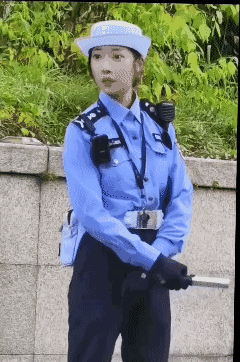 这哥们人才呀！
美女警察都看懵了！[泣不成声]