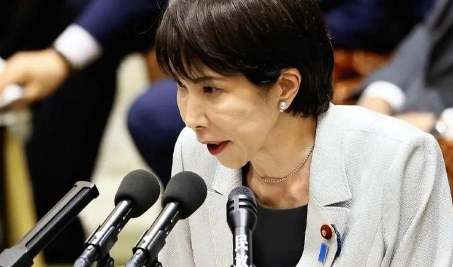 日本政坛现在是真热闹。
日元跌得连底裤都不剩，右翼政客高市早苗更是被架在火上烤。