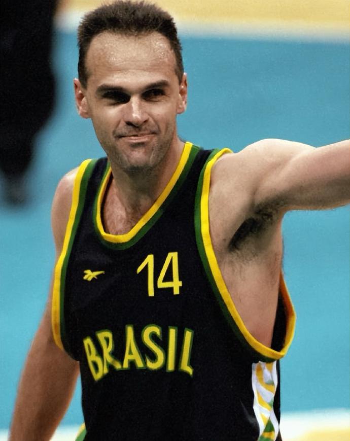 巴西篮球传奇奥斯卡-施密茨去世！

斯密茨的职业生涯，长达29年！一直打到45岁